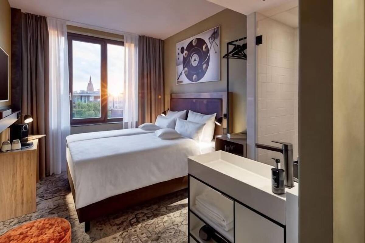 Premium bedding, pillowtop beds, minibar (free items), in-room safe