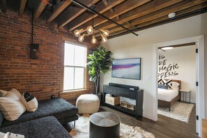 1 bedroom, iron/ironing board, WiFi - TB309 ~ Unique Flat w/ Elevator ~ 1865 Club/Bar On Site ~ Pool ~ 2 Miles to Broadway ~ Free Parking (Nashville)