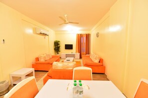 32-inch LED TV with premium TV channels, TV - Husin Al Khaleej Hotel Apartment (Seeb)