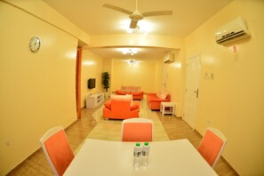 32-inch LED TV with premium TV channels, TV - Husin Al Khaleej Hotel Apartment (Seeb)