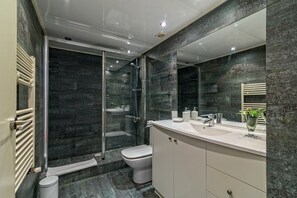 Shower, free toiletries, hair dryer, bidet