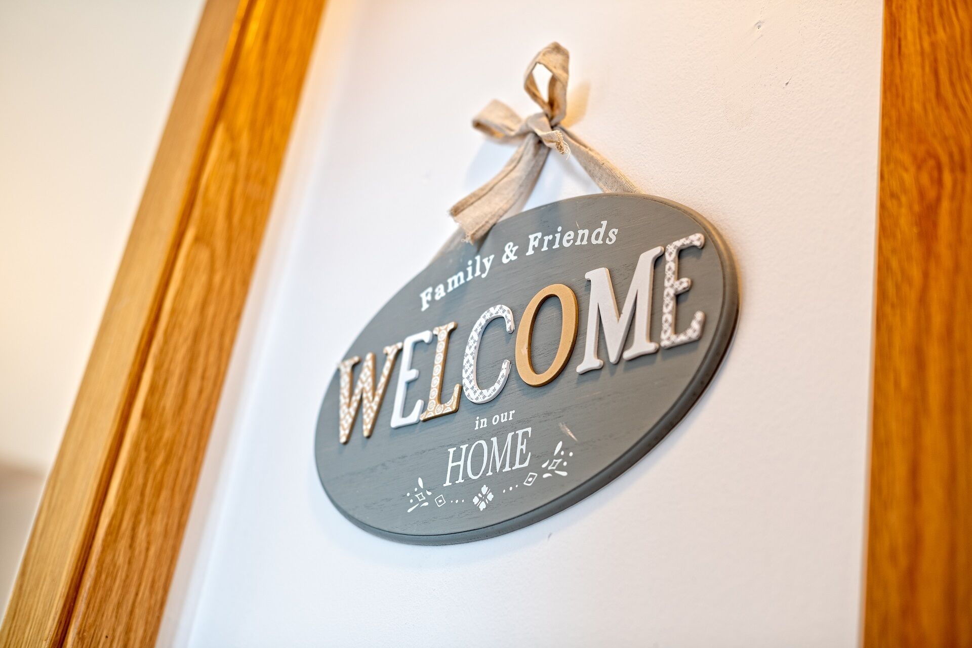 Señal de bienvenida que dice 'Familiares y amigos bienvenidos en nuestro hogar'.