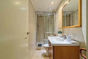 Baignoire, sèche-cheveux, serviettes fournies