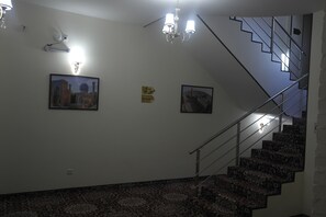 المنشأة من الداخل