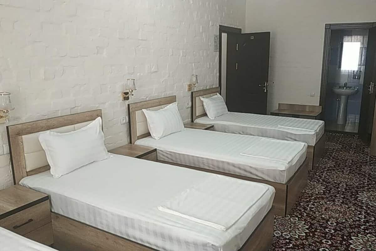 Habitación cuádruple clásica | Baño | Ducha, secador de pelo, zapatillas y toallas