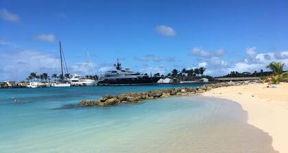 Luxus-Apartment mit einem Bett in Port St. Charles Marina mit Blick auf die Karibik