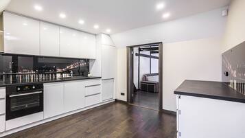 Apartamento Deluxe | Cocina básica privada | Horno, lavavajillas, hervidor eléctrico y utensilios de cocina
