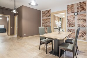Executive Apartment | Living room | 40-inch LCD TV with cable channels, TV - WINWINSTAY Apartments Heart of Old Town (Riga)