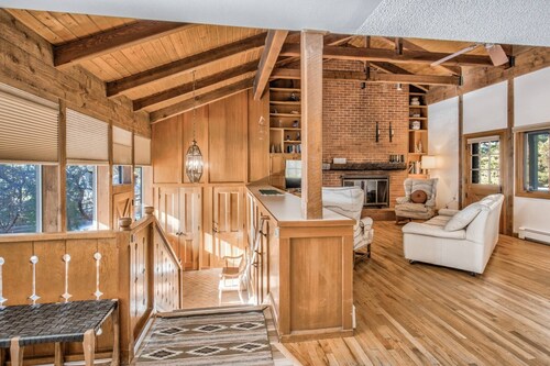 Chalet in Central Colorado Springs Location, 3 BR, 2 BA, Views, WiFi