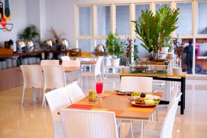 Serveert ontbijt, lunch en diner