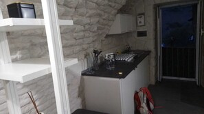 Studio | Eigene Kochnische | Herdplatte, Kochgeschirr/Geschirr/Besteck