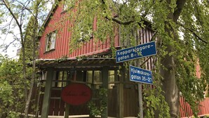Un bâtiment rouge avec un porche et une enseigne sur laquelle on peut lire « Annes Haus ».