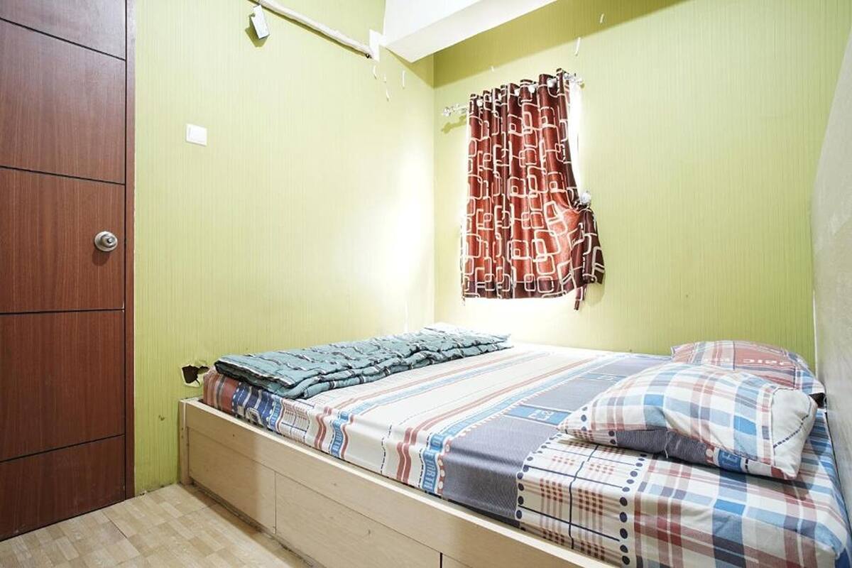 WiFi (free), bed sheets