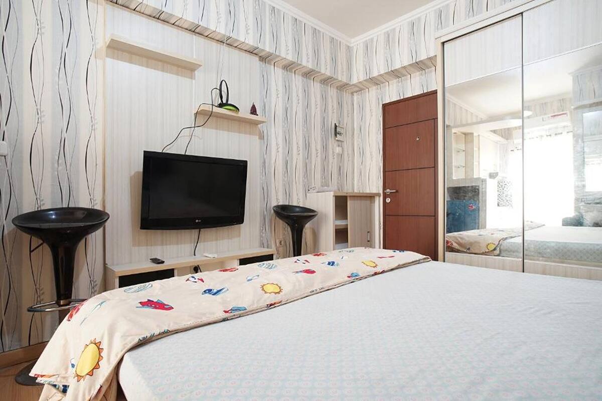 WiFi (free), bed sheets