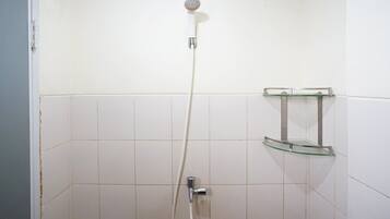 Studio | Bathroom | Shower, towels