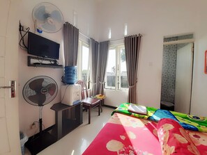 Standaard tweepersoonskamer | Een bureau, gratis wifi, beddengoed