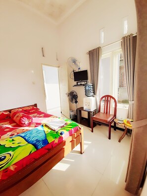 Standaard tweepersoonskamer | Een bureau, gratis wifi, beddengoed