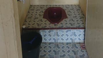 Bathtub dan shower terpisah, perlengkapan mandi gratis,  dan handuk
