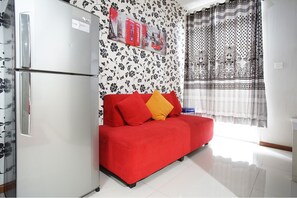 Standard Room | Desk, bed sheets - Kamarku Apartment @ The Edge (Bandung)