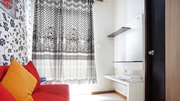 Kamar Standar | Meja kerja dan seprai linen