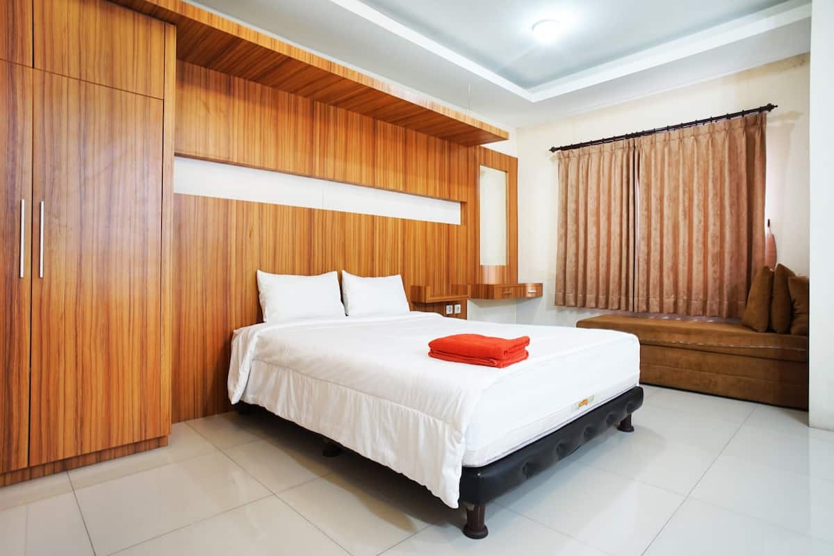 Desk, bed sheets