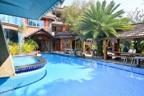 Outdoor pool, pool loungers - OYO Maesri Resort (Pattaya)