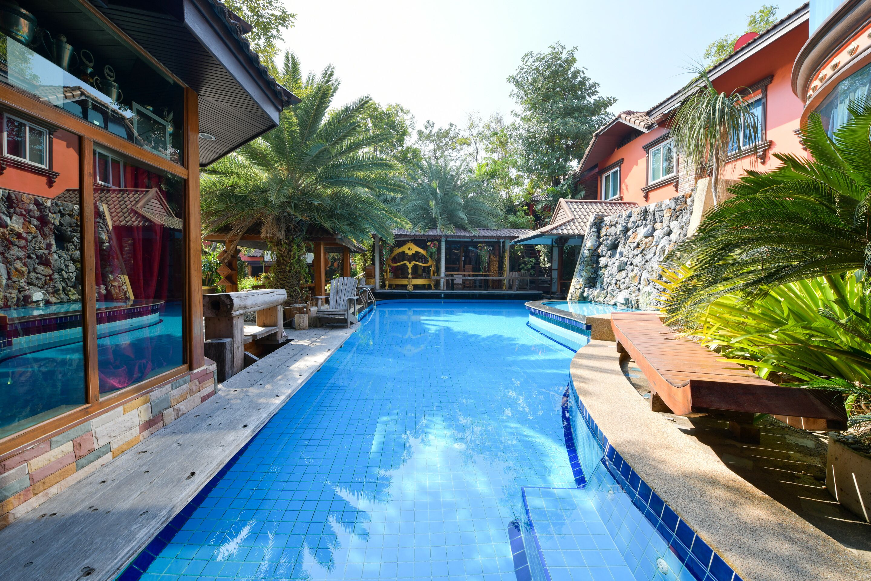 Piscina externa, espreguiçadeiras