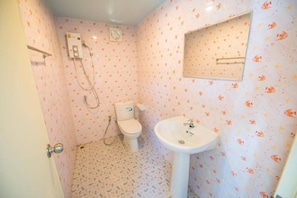 Standaard tweepersoonskamer | Badkamer | Een douche, handdoeken, zeep, shampoo