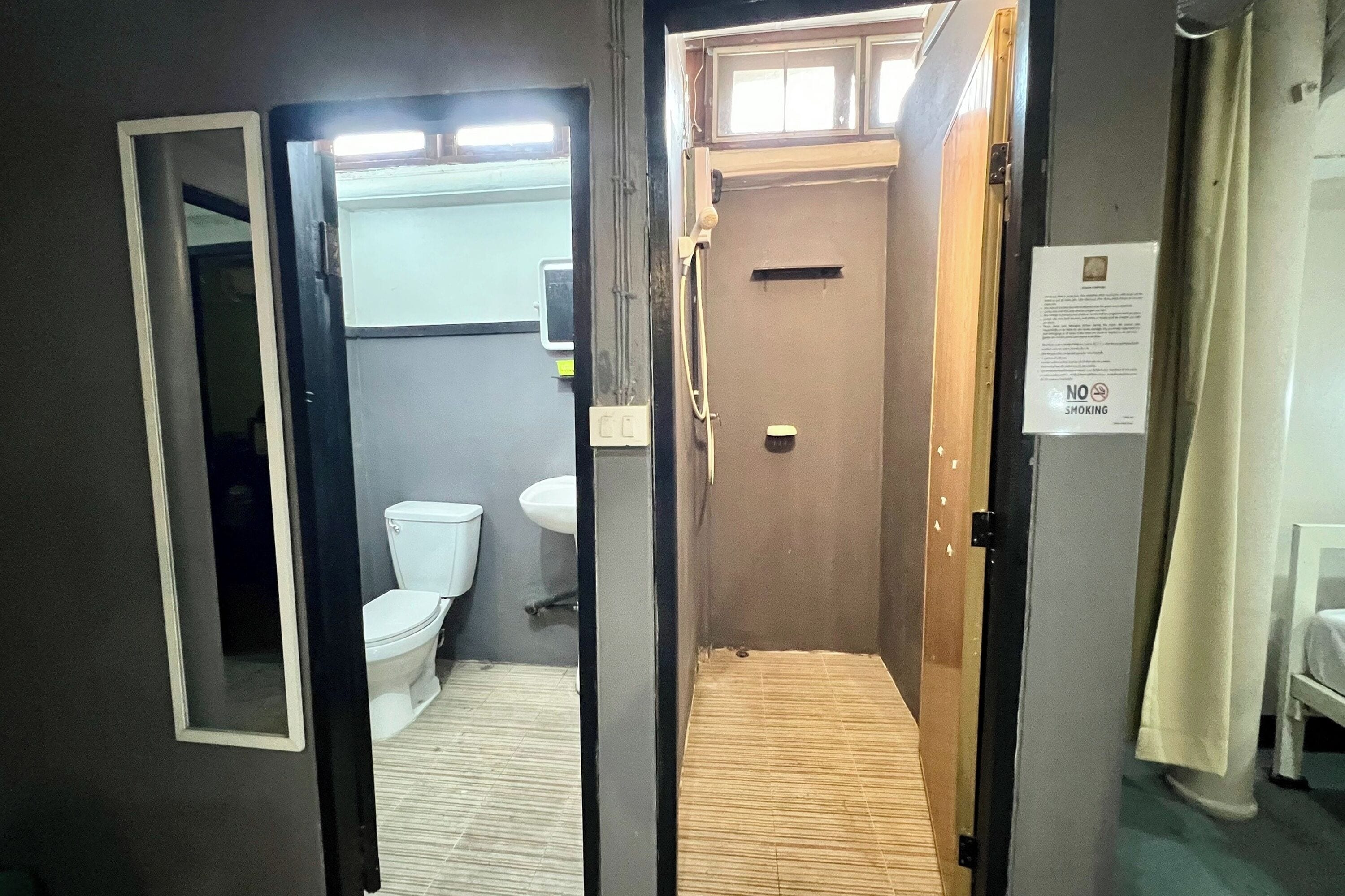 Une salle de bain équipée de toilettes, d’un lavabo et d’une cabine de douche.