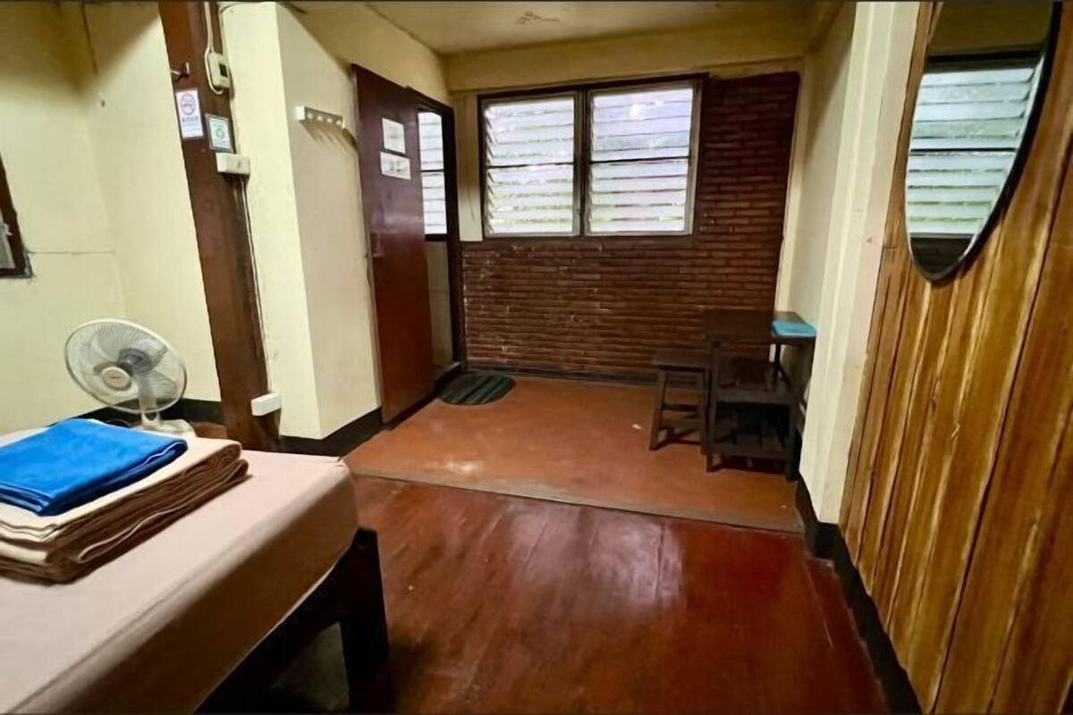 Desk, free WiFi, bed sheets