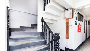 A staircase with black balusters and a white wall. - Baan Lanna At Phrasingh (Chiang Mai)