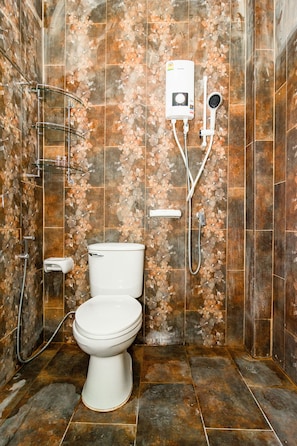 Familien-Suite | Badezimmer | Dusche, Handtücher, Seife, Shampoo