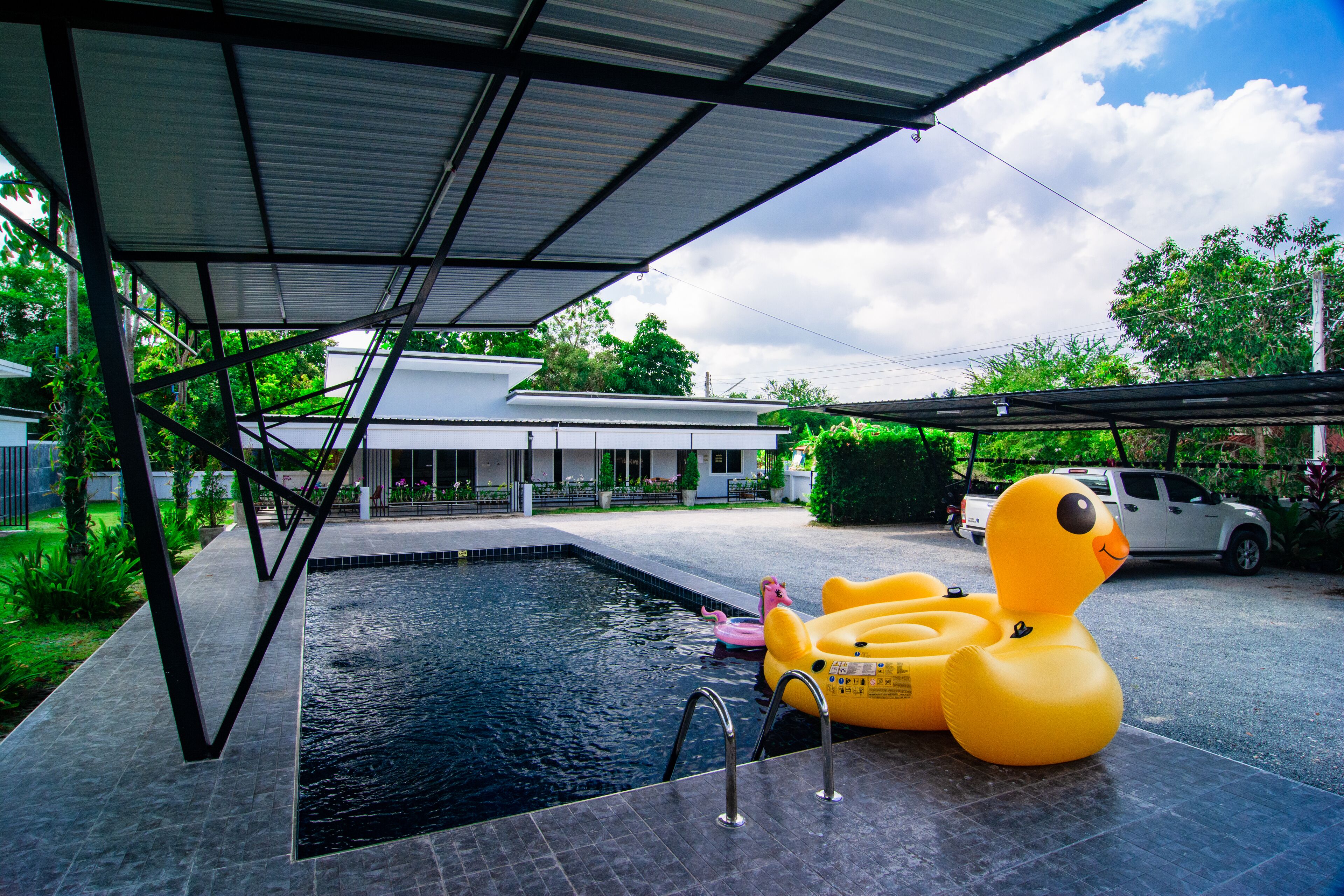 Una piscina al aire libre