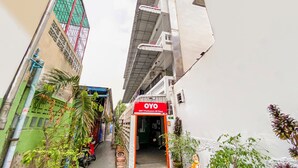 A narrow alleyway with a building entrance labeled "OYO MRT Phetbhasam 48 Place". - OYO 525 MRT Phetkasem 48 Place (Bangkok)