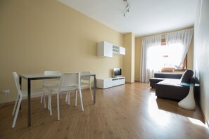 Apartment, 1 Schlafzimmer | Wohnbereich | Flachbildfernseher