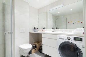 公寓, 2 间卧室 | 浴室 | 淋浴设施、免费洗浴用品、吹风机、毛巾