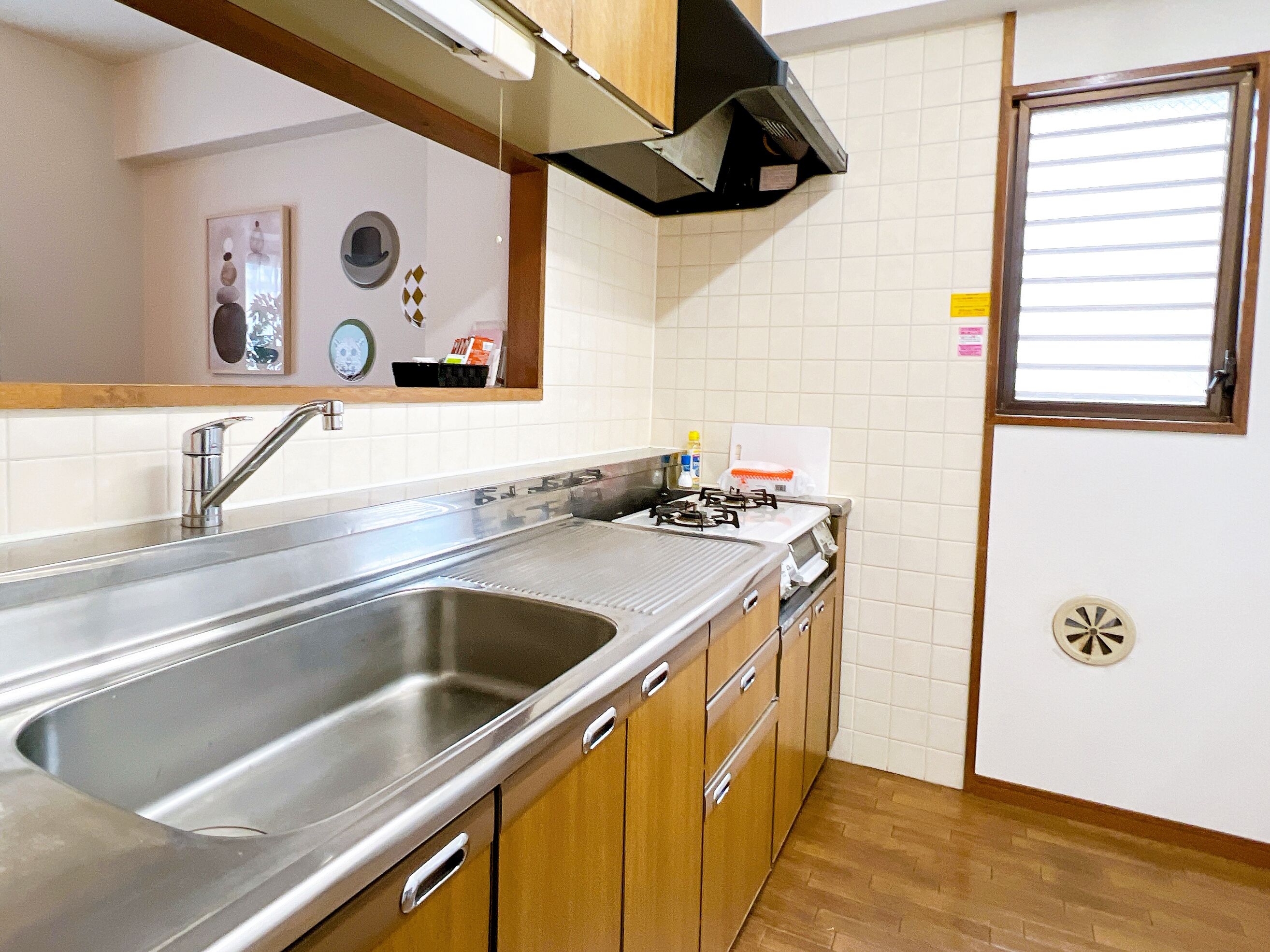 3ベッドルームアパートメント バルコニー付き 404号室 | 専用キッチン | 冷蔵庫、電子レンジ、コンロ、電気ポット