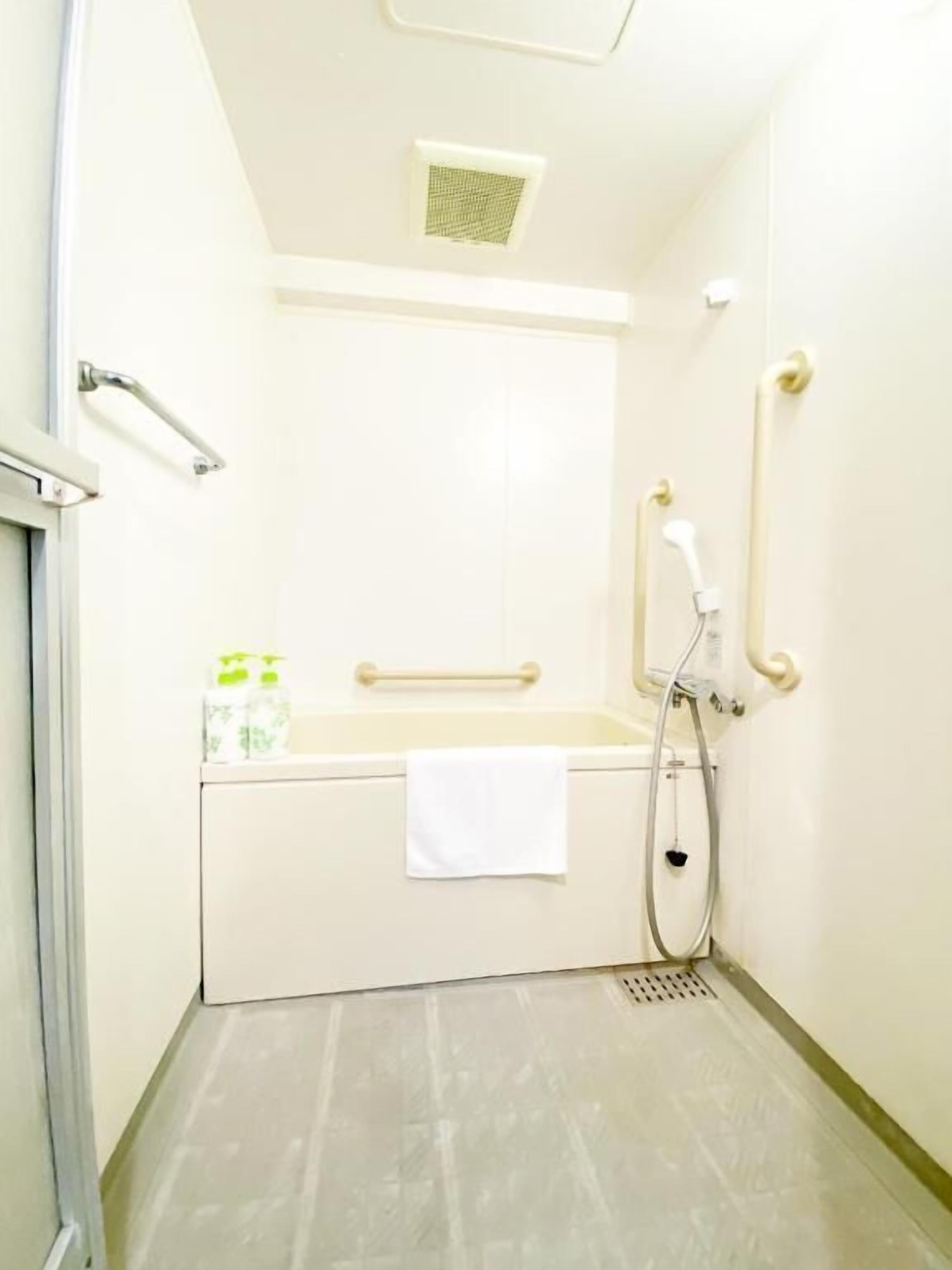 Un bagno piccolo e privato con una vasca, una doccia e un water.