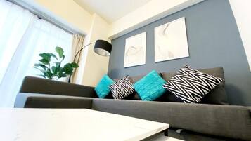 Departamento, 3 habitaciones, balcón (504) | Área de sala de estar | Televisión de pantalla plana