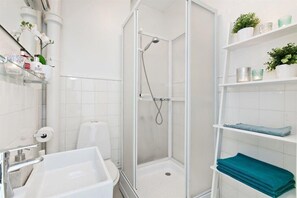 Studio | Bathroom | Shower, free toiletries, towels, soap - StayPlus Modern Studio Near Bislet Games (Oslo)