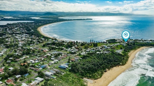 Seaview - Pet Friendly with Stunning Views - 1 Min to Beach