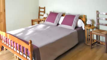 2 bedrooms, iron/ironing board, internet