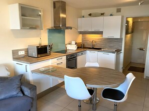 Private kitchen - Renovated 3* apartment with sea view, 50m from beach, Perros-Guirec (Perros-Guirec)