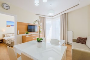 Apartamento, 1 quarto (west side) | Sala de estar | TV de tela plana 40 polegadas com canais a cabo, TV
