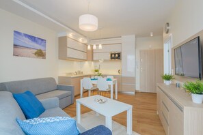 Apartamento, 1 quarto (west side) | Sala de estar | TV de tela plana 40 polegadas com canais a cabo, TV