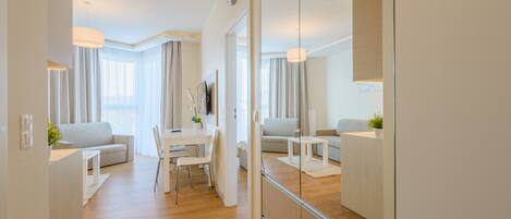 Appartement, 1 chambre (east side) | Salle de séjour | Télévision à écran plat de 40 pouces avec chaßnes par cùble, télévision