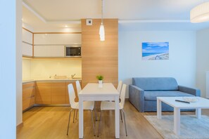 Appartement, 1 chambre (east side) | Salle de séjour | Télévision à écran plat de 40 pouces avec chaînes par câble, télévision