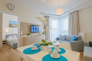 Apartamento, 1 quarto (west side) | Sala de estar | TV de tela plana 40 polegadas com canais a cabo, TV