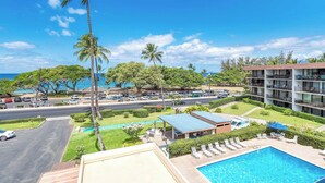 Ein Hotel mit Pool, Außenbereich und Meerblick.