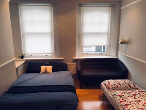 基础公寓 | 3 多间卧室、熨斗/熨衣板、免费 WiFi、床单